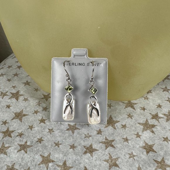 NWOT Real Silver Genuine Pearl & Genuine Peridot Dangling Earrings - Picture 3 of 4
